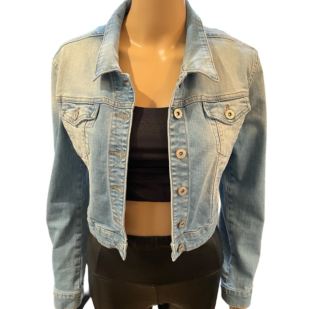Adorable cropped denim jacket